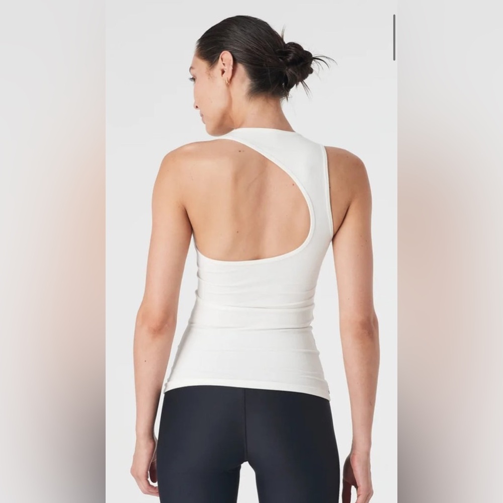 108 Sportif CAMILLE CURVE TOP CREME White Size XL